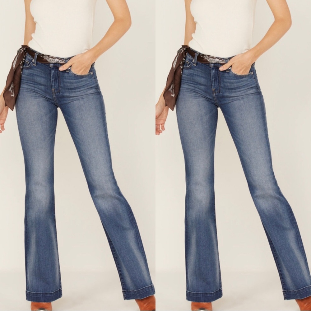 32. 🌿7 for all Mankind light wash bootcut jean